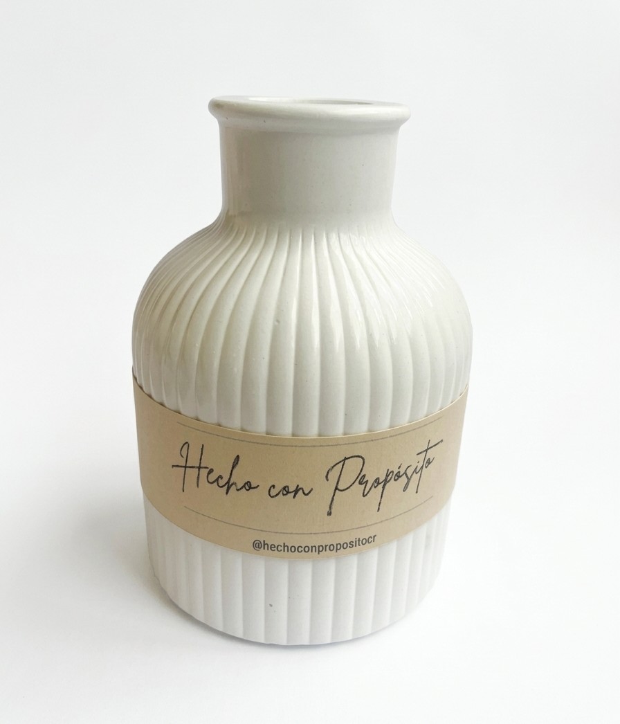 Vista frontal florero estriado moderno